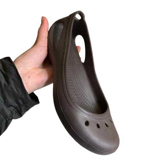 CROCS women’s brown flats - Picture 3 of 9